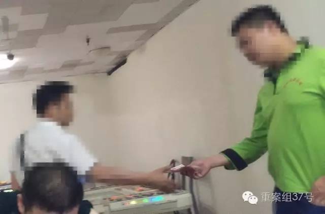 回龙观西大街某电玩城，一男子赌赢之后，工作人员将赌金交与该男子，男子称今天已经输了3万多。